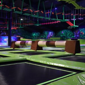 Hala Jungle Park Pruszków z trampolinami, belkami i parkiem linowym pod sufitem